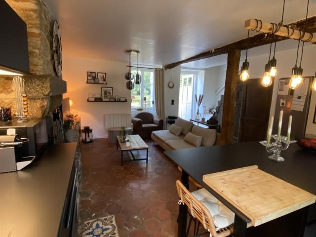 Située au coeur de JUVIGNY SOUS ANDAINES, cette charmante ma. 75m² Juvigny Val d'Andaine