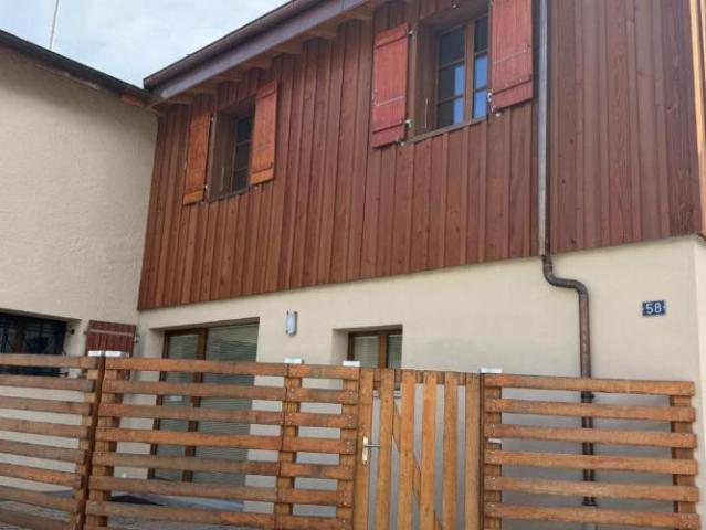 Située au coeur du hameau d'Arare, cette maison de village de 160 m2 entièrement rénovée allie des aménagements modernes et fonctionnels