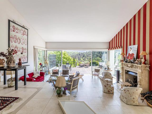Située dans un domaine fermé prisé, à seulement quelques pas. 518m² Valbonne