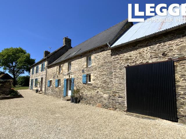 Située dans un hameau calme au cœur du village, charmante maison de caractère de six chambres