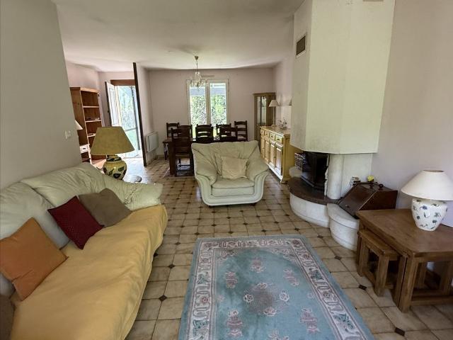 Située dans une rue calme, avec un agréable jardin attenant. 103m² Masseube