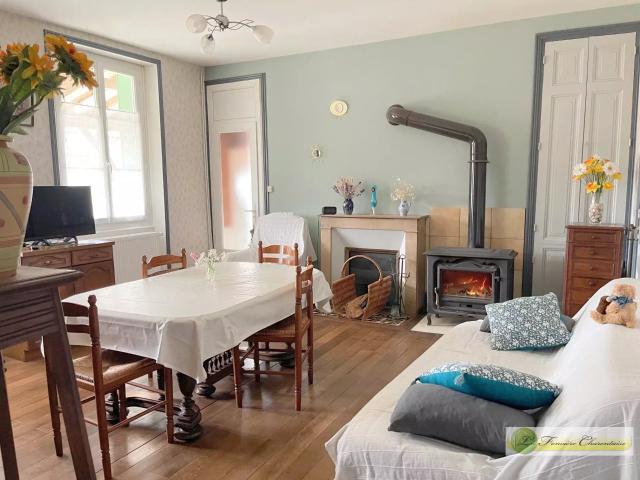 Située dans la commune d'Aigre, charmante maison de Bourg en. 147m² Aigre