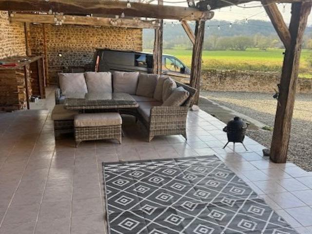 Située dans le paisible village d'Arné, cette magnifique fer. 235m² Arné