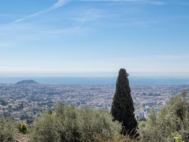Située dans le quartier prisé de Haut Gairaut à Nice, cette. 242m² Nice