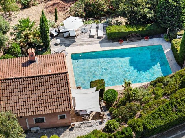 Située dans le secteur privilégié de l?Esquillon, à 5 minute. 206m² Théoule sur Mer