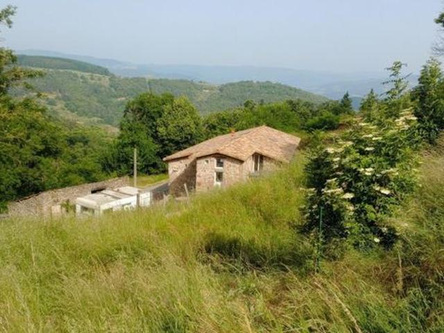 Située entre Lamastre et Vernoux en Vivarais, Ancienne ferme traditionnelle: histoire, charme et fort potentiel