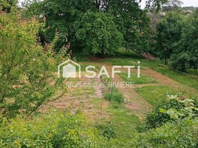 Située sur la commune de Saint Martin la Plaine, je vous propose cette charmante Propriété Familiale de 146 m2 +cellier de 24 m2 et garage de 26 m2, implantée sur 3300 m2 de terrain avec un petit étang