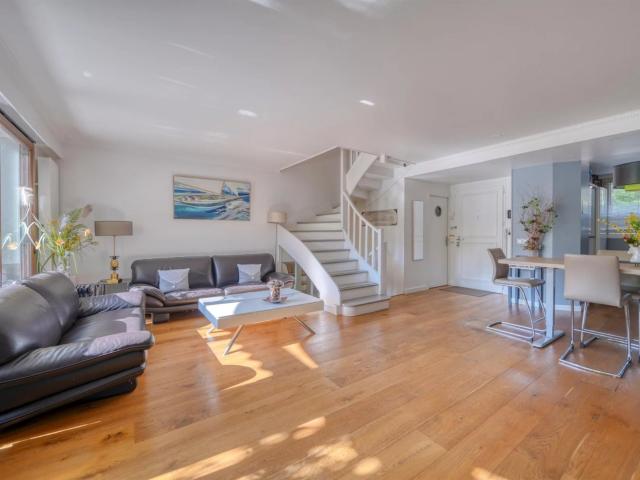 Située sur la prestigieuse Île de la Jatte, cette maison con. 160m² Neuilly sur Seine