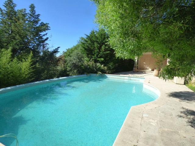 Située sur 4464 m2 de terrain paysager niché sur la colline. 300m² Seillans