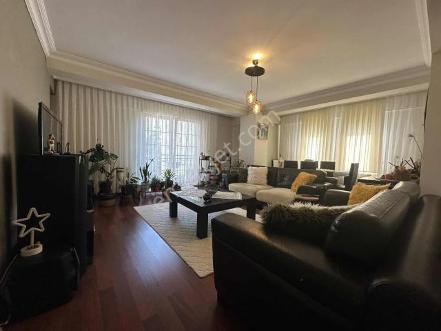 Site Mahallesinde Otoparklı Binada 140m2 Kullanışlı 3+1 Satılık