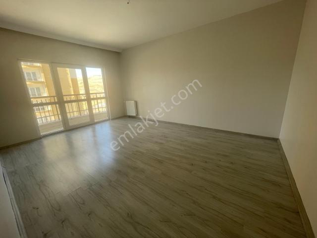 Site İçerisinde, 2.kat 2+1 Cam Balkonlu, Masrafsız Kiralık Daire