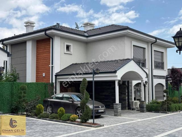 Site İçerisinde Huzurun Adresi Köşe Harika Yapıya Sahip Villa