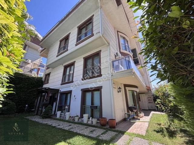 Site İçerisinde Villa Konforunda Lüks 300 M2 Net Bahçeli Daire