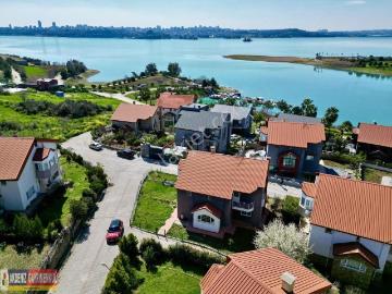 Site İçi 720 M2 Arsa İçerisinde Göl Manzaralı Kiralık Villa