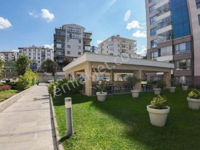 Site İçi, Kombili, Kapalı Garajlı, Bahçe Çıkışlı,depolu Giriş Daire