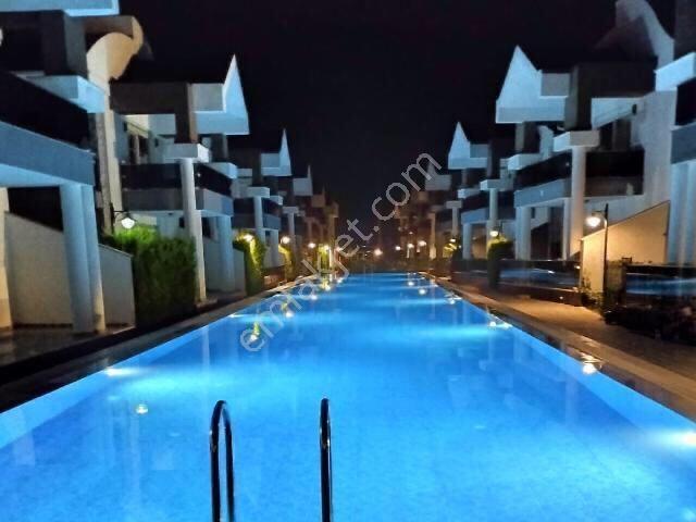 Site İçi Lüks Kendine Ait Otoparklı Ve Bahçe Kullanımlı Villa