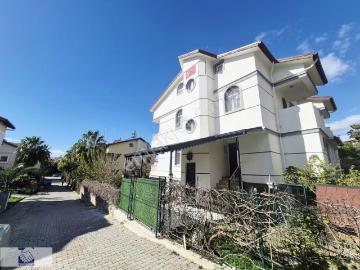 Site İçinde 4 Katlı 5+2 Villa Havuz Ve Özel Plajı Mevcut