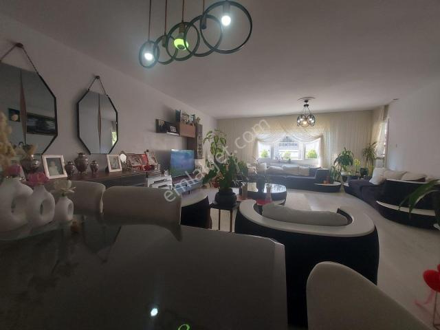 Site İçinde, Tadilatlı, Çift Cephe Ve Balkonlu 3+1 Satılık Daire