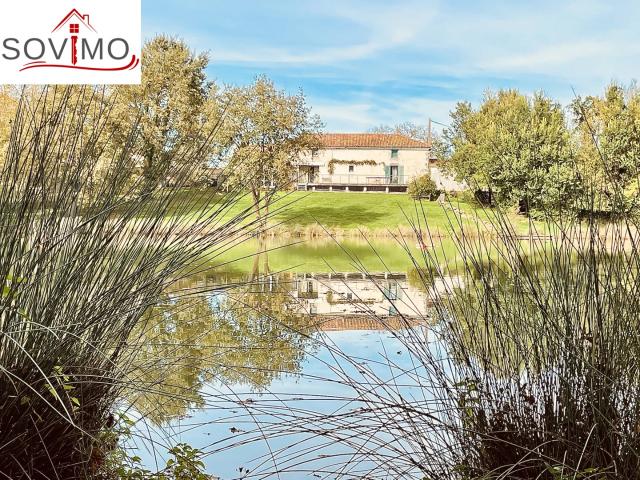 SITE SAUVAGE ET BOISÉ, MAGNIFIQUE ETANG DE PECHE PRIVÉ DE 6HA ENV. SUR 8,5 HA CLOS AVEC 2 SUPERBES MAISONS