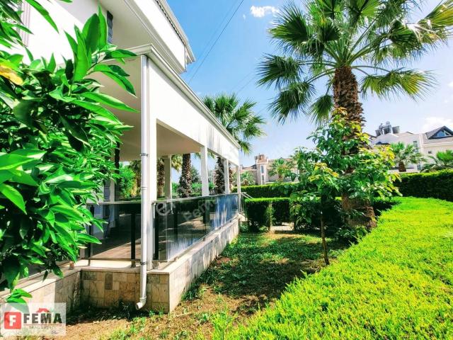 Sitede Bahçeli Açık Havuzlu Kiralık 6+1 Modern Villa For Rent