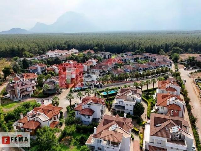 Sitede Bahçeli Açık Havuzlu Satılık 6+1 Modern Villa For Sale
