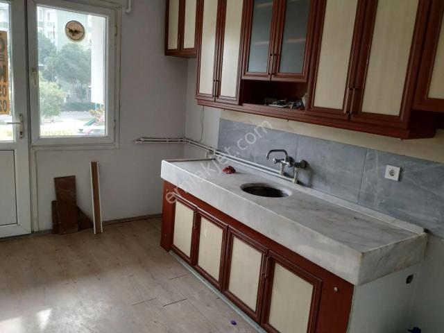 Siteiçi Arakat Merkezi Konumda Arakat Kiralık 3+1 Daire