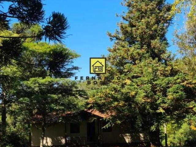 Sitio bem localizado com córrego e queda d&apos água !