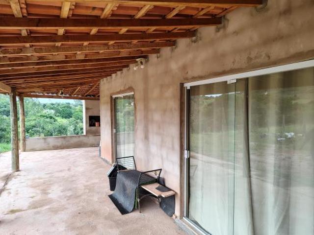 Sítio casona com varanda,plano formado em braquiária