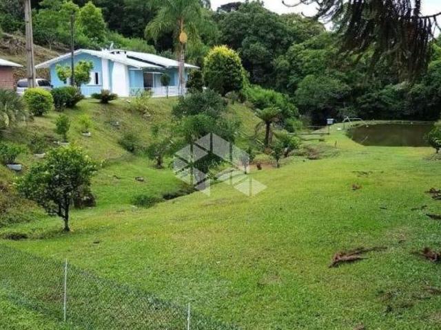 Sítio com casa em alvenaria, localizado no interior de Dois Lajeados
