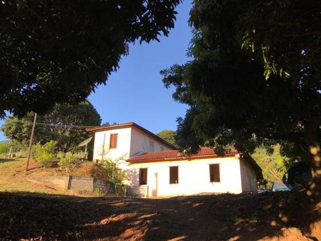 Sítio com duas casas antigas, riacho com cascata, acesso fácil para SP