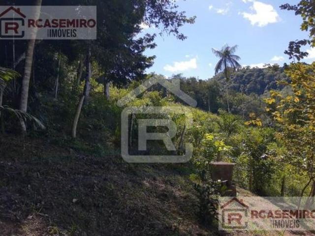 Sitio com Lago
