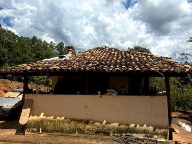 SÍTIO COM MUITA ÁGUA, LAGOA E CASA RÚSTICA REFORMADA À VENDA EM PIRACEMA/MG