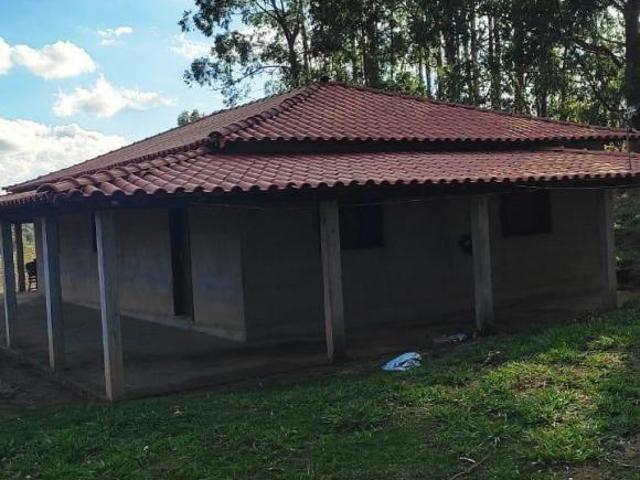 SÍTIO DE 40.000m² C/ TOPOGRAFIA EXCELENTE, REPRESA NOS FUNDOS E NASCENTE PRÓPRIA À VENDA EM DESTERRO