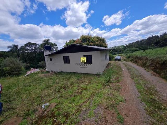 Sítio de 2,5 hectares, com casa e galpão, da varanda possui uma lin