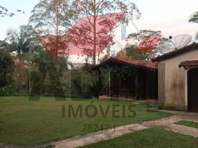 Sítio em Juquitiba, medindo 1,5 alqueires com piscina e lago