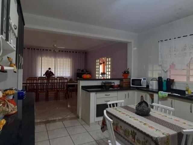 Sítio espetacular a venda em Sarapuí/SP, 5,8alq, 03 casa excelentes, lagos de pesca, piscina, estrut