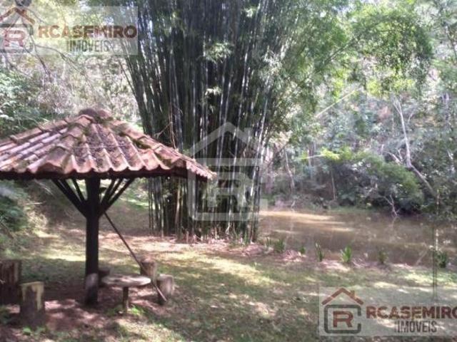 Sitio estilo fazendinha com lagos repletos de peixe em Juquitiba