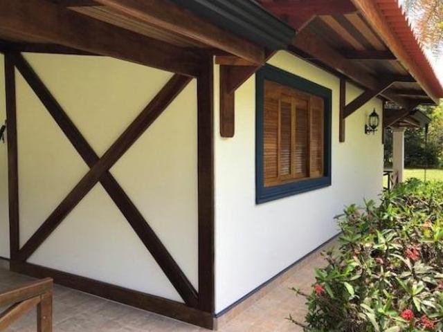 Sítio maravilhoso a venda em Sarapuí/SP, 04 alqueires, sede impecável, casa de caseiro com 03 dormit
