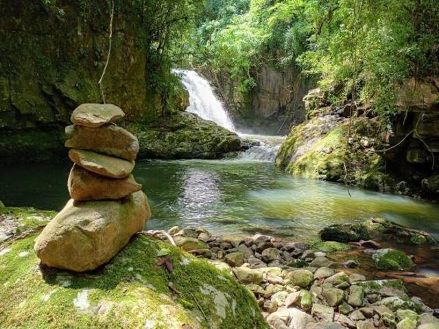 SITIO PARA LAZER E TURISMO. COM TODAS AS LICENÇAS, URBANIZADO PRONTO PARA INVESTIMENTO EM TURISMO