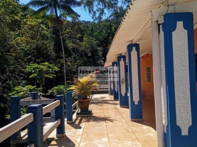 Sítio próximo a cidade com 40 mil m², casa principal encantadora, nascente, pomar, piscina, casa de