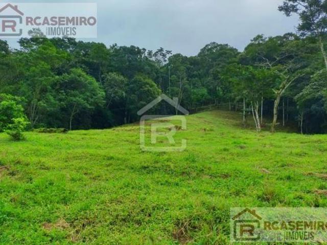 Sítio rico em agua, com área total de 15 hectares, localização Juquiá SP