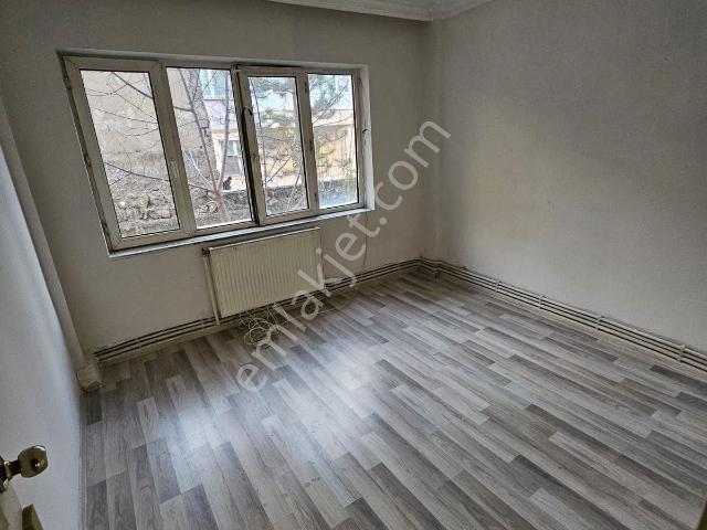 Sivas Yıldız Gayrimenkul'den Mehmetpaşa Mahallesi Giriş Kat 3+1 Satılık Daire !