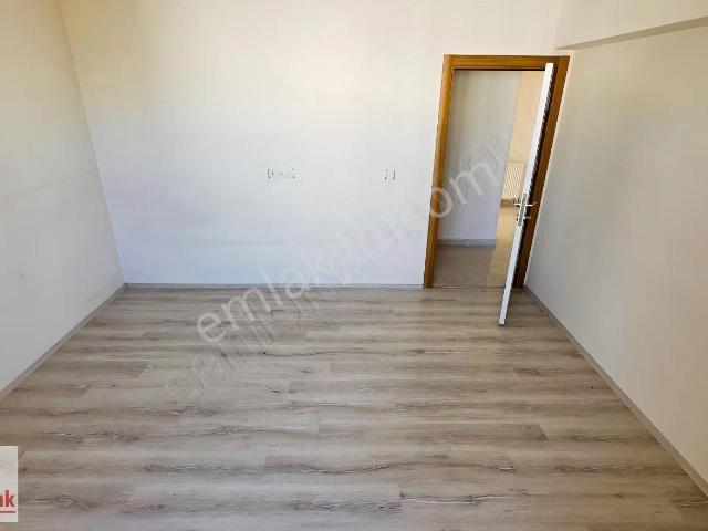 Sivas Diriliş Mah. Tuzlugöl Mevkii Kiralık 3+1 6. Kat Cam Balkon