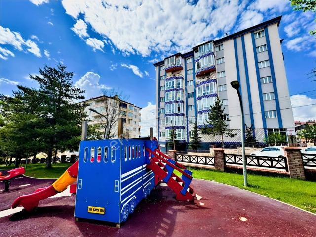 Sivas Gmt Emlak'tan İstiklal'mah Kiralık Arakat 3+1/ 152m2 Daire