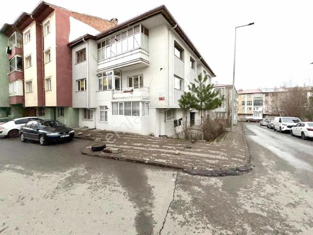 Sivas Ozan Emlak'tan Ece'de Satılık 3+1 Temiz Daire
