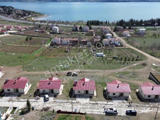 Sivrice Güneyköy'de Göl Manzaralı 2+1 Müstakil Ev
