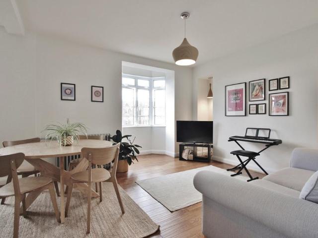 SIXT, 144 146 Hammersmith Road, London, W6 7JB, United Kingdom | 3 bed apartment for rent #138932275 | Rentberry