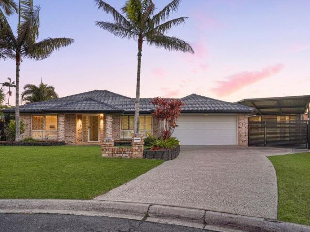 SIX CAR ACCOMMODATION | 992m² | PRIVATE TROPICAL POOL | QUIET CUL DE SAC
