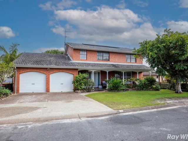 Six Bedroom Family Home in Prime Tuncurry Location