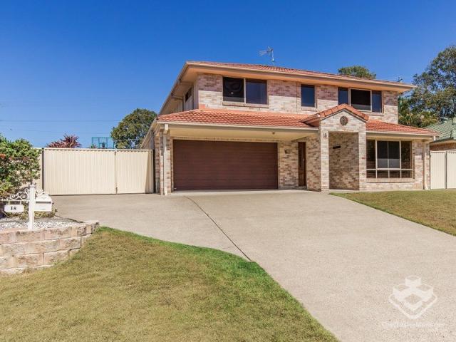 SIX BEDROOMS, THREE LIVING AREAS, SIDE ACCESS GALORE!